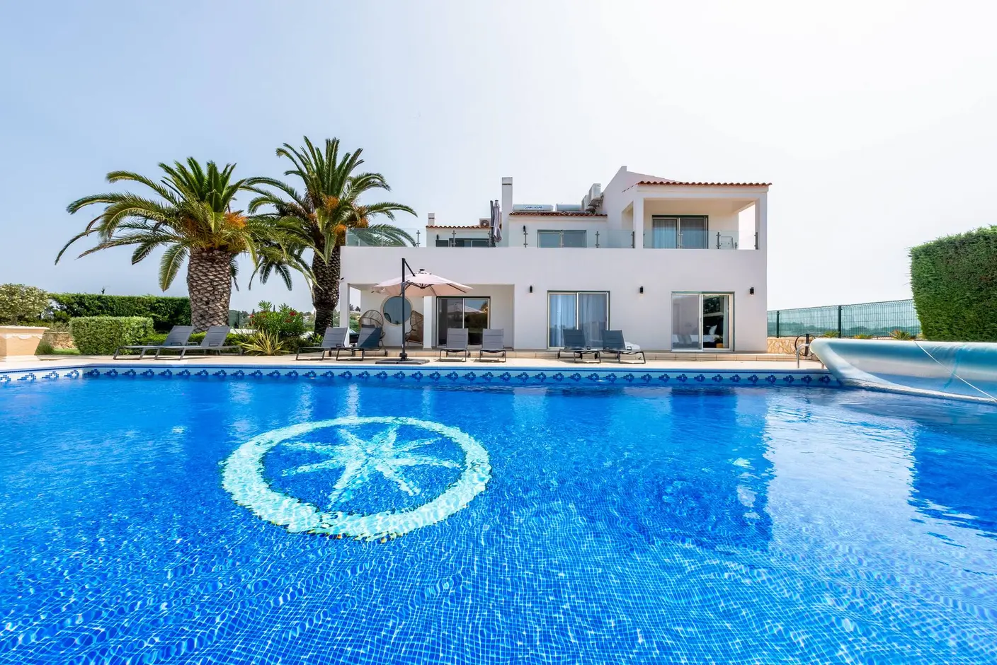 Villa Vera derrière sa grande piscine